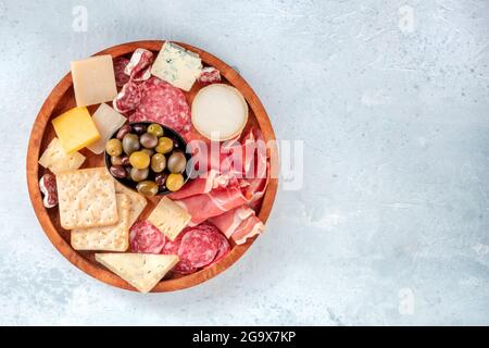 Wurstwaren und Käseplatte, über Kopf geschossen mit einem Platz für Text. Parmaschinken, Blauschimmelkäse, Oliven. Gourmet-Vorspeisen bei einem Bankett Stockfoto