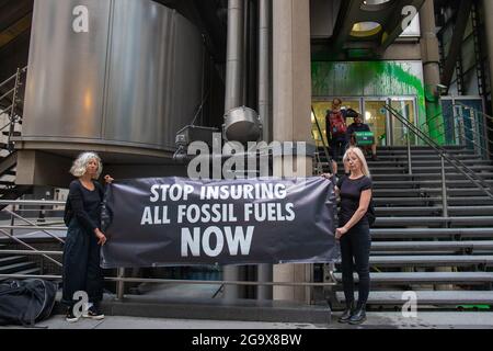 London, England, Großbritannien 28. Juli 2021 Insurance Rebellion wirft grüne Farbe über Lloyds of London, um ihre Greenwashing-Kampagne hervorzuheben. Ein Aktivist wurde verhaftet, nachdem er biologisch abbaubare, wasserbasierte, grüne Farbe über die Vorderseite des Gebäudes geworfen hatte. Der Protestierende, nachdem er die Farbe geworfen hatte, setzte sich hin und wartete auf die Ankunft der Polizei. Ein Sprecher sagte: „Lloyds gibt einfach vor, positive Klimaschutzmaßnahmen zu ergreifen, während es immer noch Teile der fossilen Energiewirtschaft ermöglicht“. Stockfoto