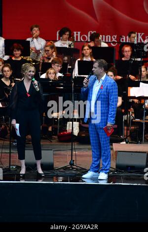 Anja Köbel (Moderatorin), Stefan Hippler (Pfarrer Hope Cape Town), Viola Klein (Initiatorin) und Rene Kindermann beim 15. Hope Jubiläumskonzert auf d Stockfoto