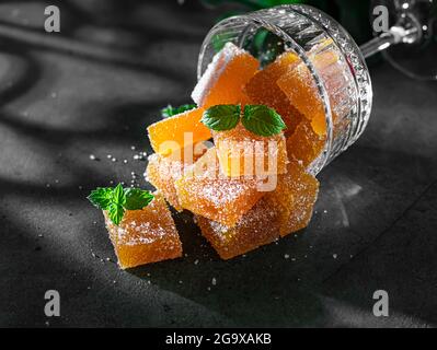 Hausgemacht aus Mango- und Passionsfrucht-Gelee-Bonbons in Zucker mit Minze. Hausgemachte Marmeladenbonbons. Selektiver Fokus Stockfoto