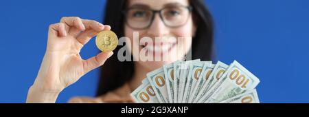 Lächelnde Frau mit Bitcoin- und dollarscheinen Ihre Hände Nahaufnahme Stockfoto