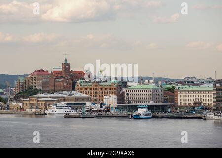 Gesamtansicht der Stadt Göteborg, der zweitgrößten Stadt Schwedens. Mit vier RO-RO-Terminals ist der Hafen von Göteborg für alle Arten von rollenden Gütern sowie für Behälter und Kassetten ausgestattet. Zwei der vier Terminals verfügen über Bahnverbindungen mit Gleisen, die direkt zum Kai führen. Stockfoto