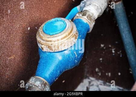 Alter und rostiger Wasserzähler mit geschlossenem Deckel. Stockfoto