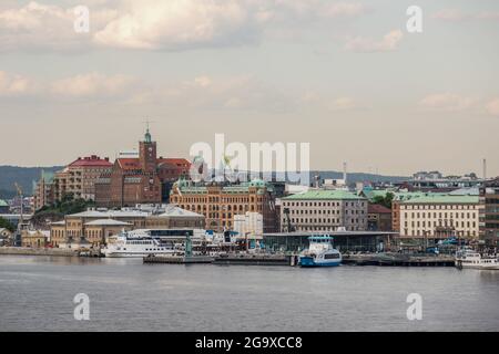 Göteborg, Vastra Gotaland, Schweden. Juni 2021. Gesamtansicht der zweitgrößten Stadt Schwedens, Göteborg.mit vier RO-RO-Terminals ist der Hafen von Göteborg für den Umgang mit allen Arten von rollenden Gütern sowie Containern und Kassetten ausgestattet. Zwei der vier Terminals verfügen über Bahnverbindungen mit Gleisen, die direkt zum Kai führen. (Bild: © Karol Serewis/SOPA Images via ZUMA Press Wire) Stockfoto