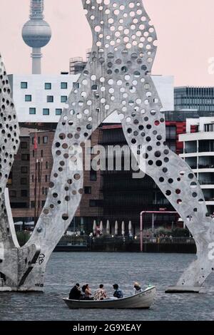 Berlin, Deutschland. Juli 2021. An einem warmen Sommerabend segelt ein kleines Boot entlang der Spree zu Füßen der Monumetalskulptur 'Molecule man'. Quelle: Stefan Jaitner/dpa/Alamy Live News Stockfoto