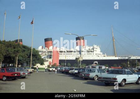 Nahaufnahme des RMS Queen Mary Ozeandampfers von einem Parkplatz in Long Beach, Kalifornien. Stockfoto