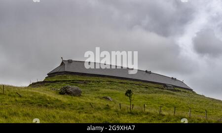 Flakstad, Norwegen - 20. Juli 2021: Blick auf das Lofoten Viking Musuem bei Flakstad an einem bewölkten und regnerischen Sommertag Stockfoto