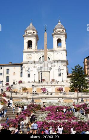 Italien, Rom, Piazza di Spagna, Spanische Treppe und Kirche Trinità dei Monti mit Blumen im Frühling Stockfoto