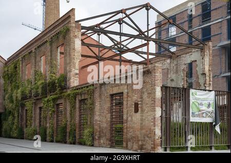 BARCELONA, SPANIEN - 21. Jun 2021: Ein Industriegebiet mit alten verlassenen Gebäuden, Barcelona, Spanien Stockfoto
