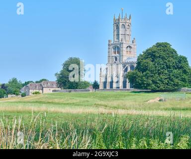 Der achteckige Turm der Kirche St. Mary and All Saints aus dem 15. Jahrhundert im Dorf Fotheringhay, England, von den umliegenden Feldern aus gesehen. Stockfoto