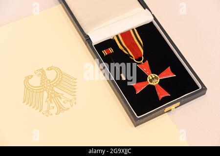 München, Deutschland. Juli 2021. Das Verdienstkreuz am Band des Verdienstordens der Bundesrepublik Deutschland, aufgenommen bei einer Preisverleihung. Quelle: Tobias Hase/dpa/Alamy Live News Stockfoto