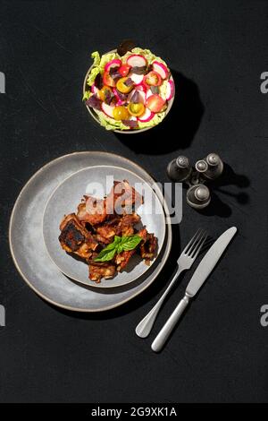 Blick von oben auf marinierte Lammrippen, die im Ofen gebacken wurden Stockfoto