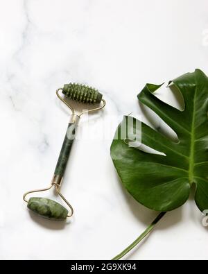 Setzen Sie Massagewerkzeuge für die Schönheits-Gesichtsbehandlung, Hautpflege Anti-Aging-Werkzeuge wie grüne Quarzpilze. Stockfoto