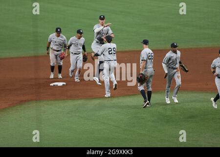 St. Petersburg, Florida. USA; die New Yorker Yankees feiern am Dienstag, den 27. Juli 2021, im Trop nach einem Baseballspiel der Major League gegen die Tampa Bay Rays Stockfoto