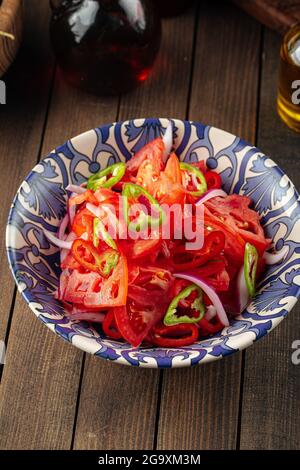 Usbekischer Achichuk-Salat mit Tomaten und Pfeffer Stockfoto