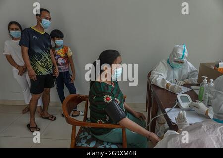 Badung, Indonesien. Juli 2021. Isolierte Patienten werden in Wisma Bima Cottages II, Kuta, routinemäßig untersucht. Die lokale Regierung von Bali hat Covid-19-Isolationen für asymptomatische und milde Symptome zentralisiert, um die medizinische Kontrolle zu erleichtern. Zuvor starben Tausende von Menschen während der Selbstquarantäne in ihren eigenen Häusern, basierend auf Daten des indonesischen Gesundheitsministeriums. Kredit: SOPA Images Limited/Alamy Live Nachrichten Stockfoto