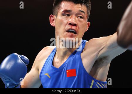 Tokio, Japan. Juli 2021. Chen Daxiang aus China tritt bei den 16 Olympischen Spielen 2020 in Tokio, Japan, am 28. Juli 2021 in der leichten schweren Runde der Boxer (75-81kg) zwischen Chen Daxiang aus China und Keno Machado aus Brasilien an. Kredit: Ou Dongqu/Xinhua/Alamy Live Nachrichten Stockfoto