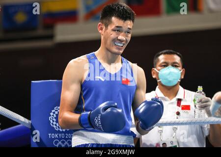 Tokio, Japan. Juli 2021. Chen Daxiang aus China wird vom Schiedsrichter vor der leichten (75-81kg) Runde des 16-Matches der Boxer zwischen Chen Daxiang aus China und Keno Machado aus Brasilien bei den Olympischen Spielen 2020 in Tokio, Japan, am 28. Juli 2021 überprüft. Kredit: Ou Dongqu/Xinhua/Alamy Live Nachrichten Stockfoto