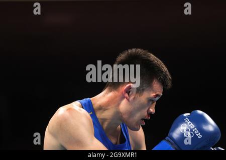 Tokio, Japan. Juli 2021. Chen Daxiang aus China tritt bei den 16 Olympischen Spielen 2020 in Tokio, Japan, am 28. Juli 2021 in der leichten schweren Runde der Boxer (75-81kg) zwischen Chen Daxiang aus China und Keno Machado aus Brasilien an. Kredit: Ou Dongqu/Xinhua/Alamy Live Nachrichten Stockfoto