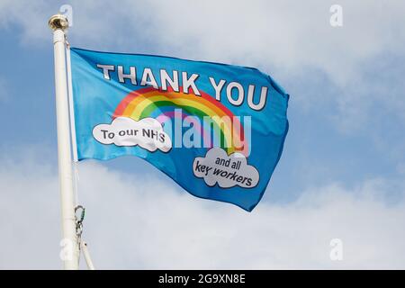 Die „Thank you NHS“-Flagge, die vor dem gemeinderat von Bognor Regis zu sehen ist. Stockfoto