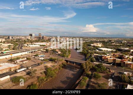 Luftaufnahme Tucson Arizona mit Santa Cruz River nach Monsunregen Stockfoto