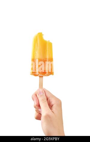 Frau hält gebissene gelbe Eiscreme auf weißem Hintergrund isoliert. Farbe gefrorenen Fruchtpopsicle. Stockfoto