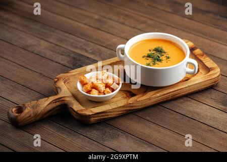 Linsensuppe mit Dill und Croutons Stockfoto