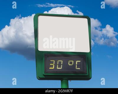 Elektronisches großes Thermometer auf dem Gebäude, das eine hohe Sommerlufttemperatur von 30 Grad Celsius anzeigt. Sommer heißes Wetter, Hitze Stockfoto