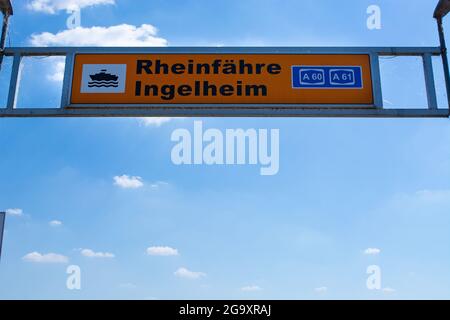 Verkehrsschild für die Rheinfähre bei Ingelheim in Deutschland Stockfoto