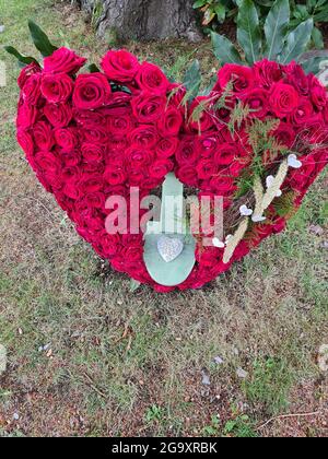 Herzförmige Blumenarrangement für Beerdigung, Valentinstag oder Hochzeit Stockfoto