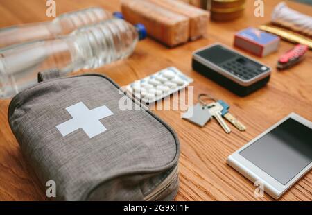 Unverzichtbare Gegenstände für den Notfall-Rucksack vorbereitet Stockfoto