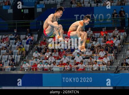 Tokyo Aquatics Center, Tokio, Japan. Juli 2021. Herren synchronisiertes 3m-Tauchen, Tag 5 der Olympischen Sommerspiele 2020 in Tokio; die chinesischen Taucher Zongyuan Wang und Siyi Xie Kredit: Action Plus Sports/Alamy Live News Stockfoto