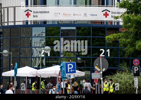 Berlin, Deutschland. Juli 2021. Vor dem Impfzentrum Messe Berlin warten Menschen. Quelle: Fabian Sommer/dpa/Alamy Live News Stockfoto