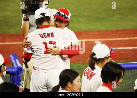 Kanagawa, Japan. Juli 2021. (L-R) Yukiko Ueno, Reika Utsugi (JPN) Softball : Yukiko Ueno feiert mit Cheftrainer Reika Utsugi nach dem Gewinn des Finalmatches zwischen den Vereinigten Staaten - Japan während der Olympischen Spiele in Tokio 2020 im Yokohama Baseballstadion in Kanagawa, Japan . Kredit: Koji Aoki/AFLO SPORT/Alamy Live Nachrichten Stockfoto