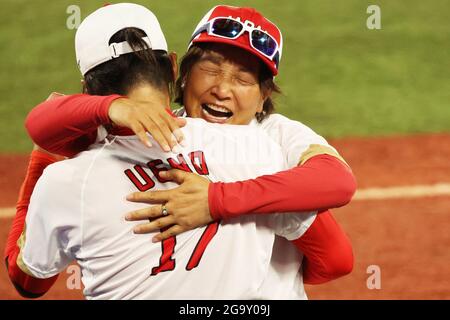 Kanagawa, Japan. Juli 2021. (L-R) Yukiko Ueno, Reika Utsugi (JPN) Softball : Yukiko Ueno feiert mit Cheftrainer Reika Utsugi nach dem Gewinn des Finalmatches zwischen den Vereinigten Staaten - Japan während der Olympischen Spiele in Tokio 2020 im Yokohama Baseballstadion in Kanagawa, Japan . Kredit: Koji Aoki/AFLO SPORT/Alamy Live Nachrichten Stockfoto