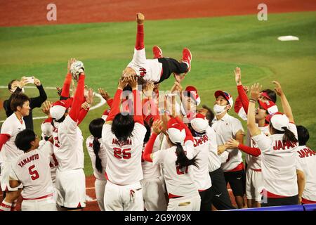 Kanagawa, Japan. Juli 2021. Reika Utsugi (JPN) Softball : Cheftrainer Reika Utsugi feiert nach dem Gewinn des Finalmatches zwischen den Vereinigten Staaten - Japan während der Olympischen Spiele in Tokio 2020 im Yokohama Baseballstadion in Kanagawa, Japan . Kredit: Koji Aoki/AFLO SPORT/Alamy Live Nachrichten Stockfoto