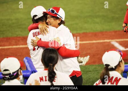 Kanagawa, Japan. Juli 2021. (L-R) Yukiko Ueno, Reika Utsugi (JPN) Softball : Yukiko Ueno feiert mit Cheftrainer Reika Utsugi nach dem Gewinn des Finalmatches zwischen den Vereinigten Staaten - Japan während der Olympischen Spiele in Tokio 2020 im Yokohama Baseballstadion in Kanagawa, Japan . Kredit: Koji Aoki/AFLO SPORT/Alamy Live Nachrichten Stockfoto