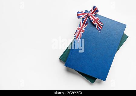 Notizbücher und Band in den Farben der britischen Flagge auf weißem Hintergrund. Konzept des Englischlernens Stockfoto