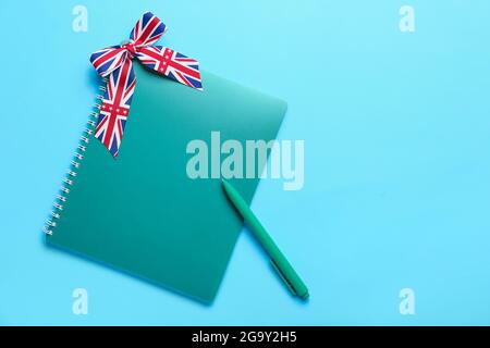 Schreibwaren und Band in den Farben der britischen Flagge auf blauem Hintergrund. Konzept des Englischlernens Stockfoto