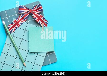 Schreibwaren und Band in den Farben der britischen Flagge auf blauem Hintergrund. Konzept des Englischlernens Stockfoto