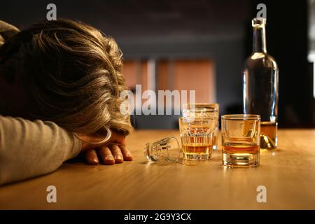 Bewusstlos betrunkener Mann spät am Abend zu Hause, Nahaufnahme Stockfoto