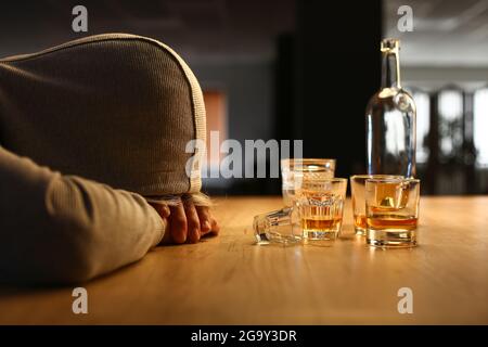 Bewusstlos betrunkener Mann spät am Abend zu Hause, Nahaufnahme Stockfoto