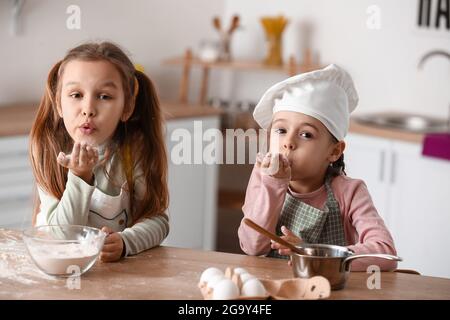 Nette kleine Schwestern weht Kuss in der Küche Stockfoto