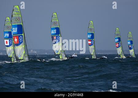 Kanagawa, Japan. Juli 2021. Athleten nehmen am Skiff 49er-Rennen der Männer bei den Olympischen Spielen 2020 in Tokio in Kanagawa, Japan, am 28. Juli 2021 Teil. Quelle: Huang Zongzhi/Xinhua/Alamy Live News Stockfoto