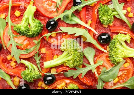 Leckere vegetarische Pizza als Hintergrund Stockfoto