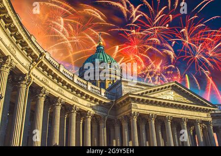 Sehen Sie sich die Kazan-Kathedrale in Sankt Petersburg an, das Feiertagsfeuerwerk in der Nacht am Himmel Stockfoto