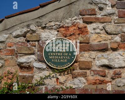 Grüne Plakette der Hunstanton Civic Society an der Seite eines Cottage aus dem 15. Jahrhundert, Old Hunstanton, Norfolk, Großbritannien Stockfoto