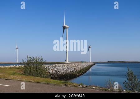 Windmühlen für die Stromproduktion. Auf blauem Himmel Hintergrund. Stockfoto