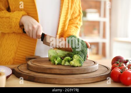 Frau schneidet Brokkoli in der Küche, Nahaufnahme Stockfoto