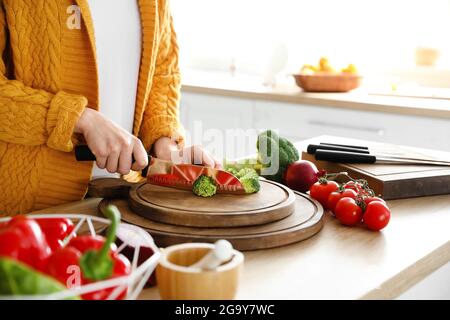Frau schneidet Brokkoli in der Küche, Nahaufnahme Stockfoto